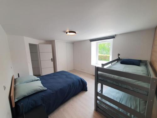 une chambre avec deux lits superposés et une fenêtre dans l'établissement Rez de jardin 6 pers. Gérardmer, à Gérardmer