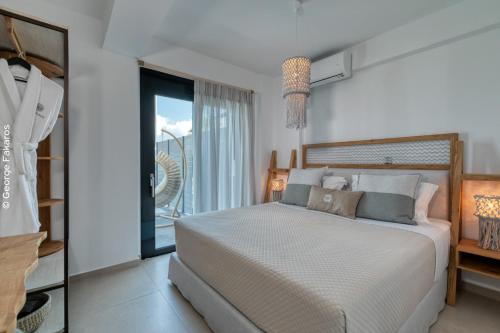 1 dormitorio con 1 cama grande y balcón en WHITE ROCK VILLAS LEFKADA, en Ligia