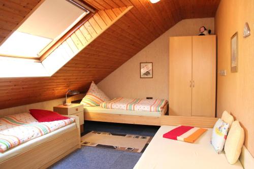 מיטה או מיטות בחדר ב-Ferienwohnung Helene
