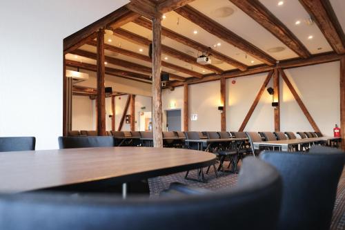 uma sala de conferências com mesa e cadeiras em Quality Hotel Florø em Floro