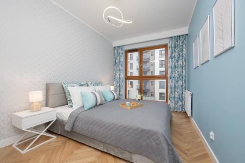 Schlafzimmer mit einem Bett und einem Fenster in der Unterkunft Zajezdnia Wrzeszcz Modern & Stylish Apartment Gym Gdańsk by Renters in Danzig