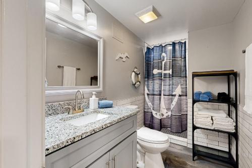 W łazience znajduje się umywalka, toaleta i lustro. w obiekcie Casa de Nello - Lower Level w mieście Antioch