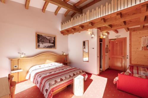 um quarto com uma cama grande num quarto em Albergo Eden em Fiera di Primiero