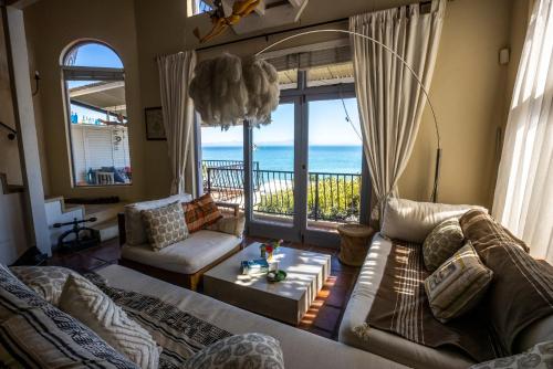 Posezení v ubytování 'Cardamom House', Enchanting Vacation Home 2 min from the Beach, Sleeps 5