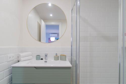 a bathroom with a sink and a mirror at Budget Beach Studio 23 in Sant Antoni de Calonge