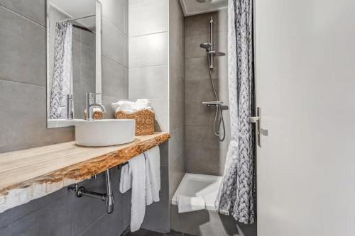 a bathroom with a sink and a shower at Valley view cottage vlakbij Valkenburg in Voerendaal