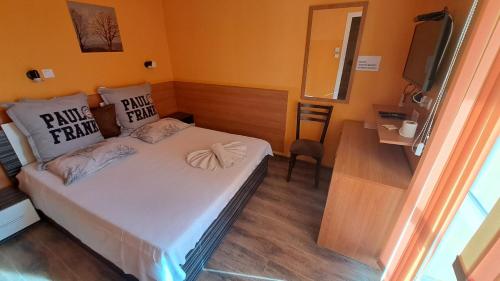 Ένα ή περισσότερα κρεβάτια σε δωμάτιο στο Hotel Toni