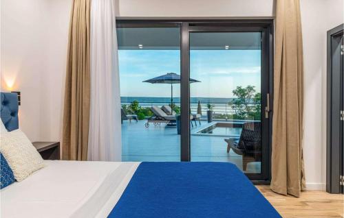 een slaapkamer met een bed en uitzicht op de oceaan bij Villa Royal Hill with pool in Šarić