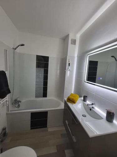 une salle de bain avec une baignoire, un lavabo et des toilettes dans l'établissement Studio 