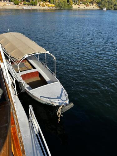 Ein Boot liegt auf einem Wasserkörper. in der Unterkunft Houseboat Hotel and Nile Cruises Zainoba in Nag` el-Ramla