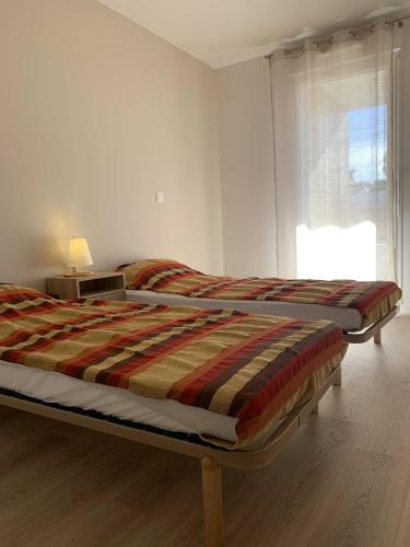 En eller flere senger på et rom på Coeur Boisé