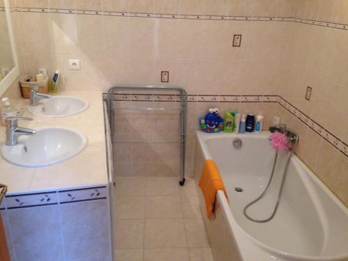 une salle de bain avec deux lavabos, une baignoire et une douche dans l'établissement Grande villa 230 m2 avec piscine et vue mer panoramique à proximité des Plages et du Circuit Paul Ricard, à Saint-Côme