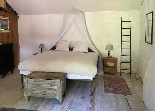 Кровать или кровати в номере La Maison dans la forêt