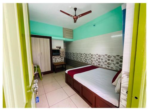 Ein Bett oder Betten in einem Zimmer der Unterkunft Udhayam Residency