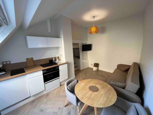 uma sala de estar com um sofá e uma mesa em Rouen hypercentre appartement T2 em Rouen