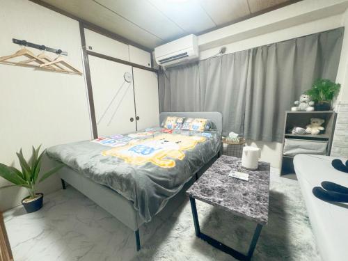Una cama o camas en una habitación de 高田馬場4分4人可 302