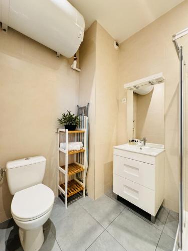 une salle de bain avec toilettes, lavabo et douche dans l'établissement Studio chaleureux proche croisette Mimont29, à Cannes