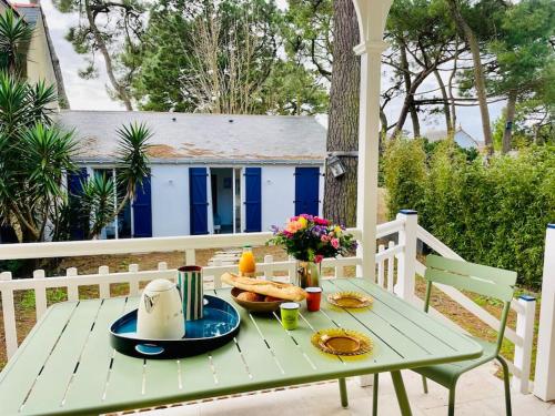 una mesa verde con comida en el patio en Villa Ker Elie-Yves à La Baule, en La Baule