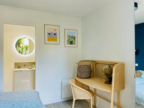 1 dormitorio con escritorio, 1 cama y 1 mesa en Villa Ker Elie-Yves à La Baule, en La Baule