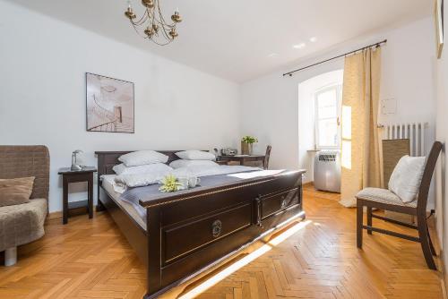 ワルシャワにあるOld Town PENTHOUSE P&O Serviced Apartmentsのベッドルーム(大型ベッド1台付)、リビングルームが備わります。