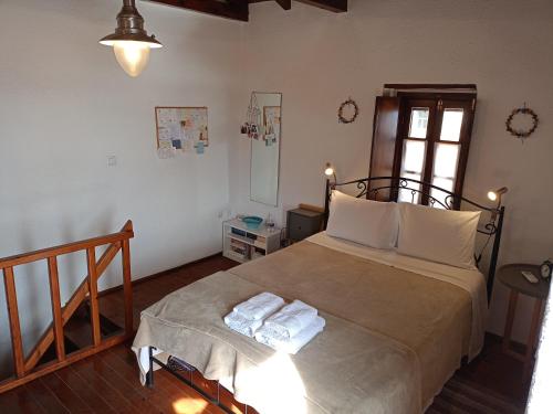 een slaapkamer met een bed met twee handdoeken erop bij Kissamitakis Guesthouse in Monemvasia