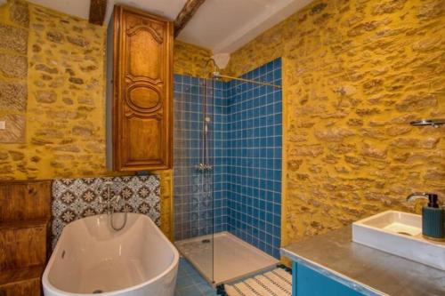 une salle de bain avec une baignoire, une douche et un lavabo dans l'établissement 