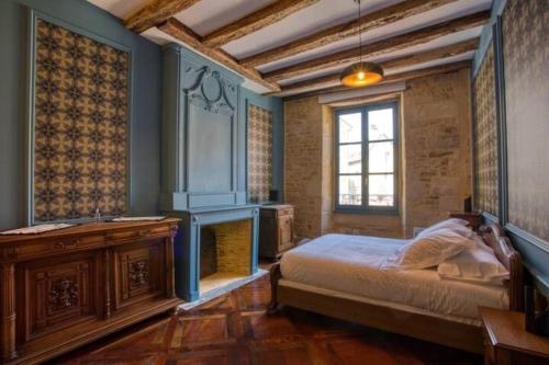 - une chambre avec un lit, une cheminée et une fenêtre dans l'établissement 