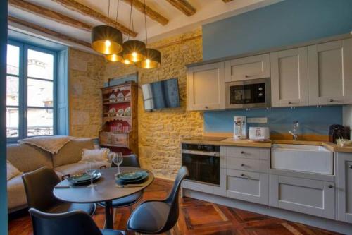 une cuisine et un salon avec une table et un canapé dans l'établissement 