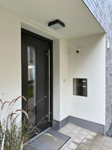 uma porta de vidro de uma casa com uma janela em Stilvolle Oase: Ruhiges Cityhaus em Heilbronn