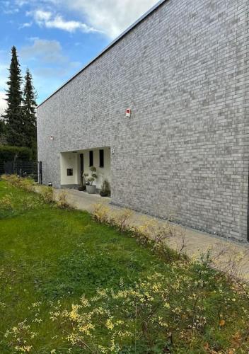 a gray brick building with a door and a yard at Stilvolle Oase: Ruhiges Cityhaus in Heilbronn