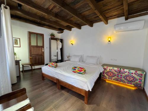 1 dormitorio con 1 cama grande en una habitación en Usman Heritage Hotel, en Bukhara