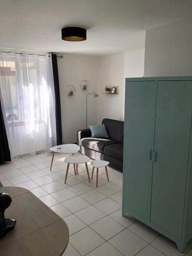 un salon avec un canapé et une table dans l'établissement Studio Sablard, à Limoges