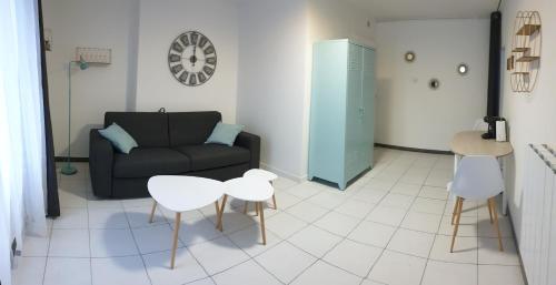 un salon avec un canapé, une table et des chaises dans l'établissement Studio Sablard, à Limoges
