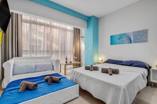two beds in a room with blue walls at Castellano de SteraM Flats Torremolinos in Torremolinos