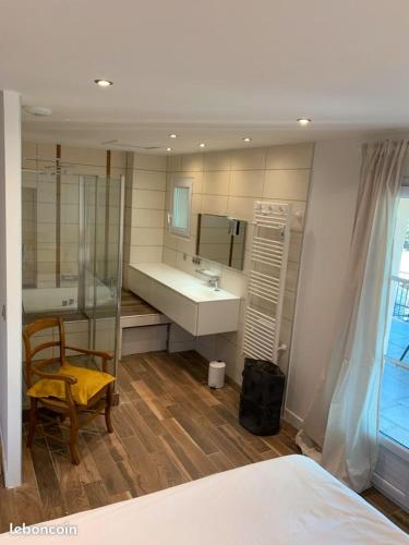 une salle de bain avec un lavabo et un miroir dans l'établissement Ma Location en Provence, à Cabrières-dʼAigues