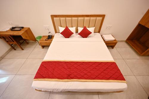 Una cama o camas en una habitación de Hotel Rays Inn Boarding and Lodging