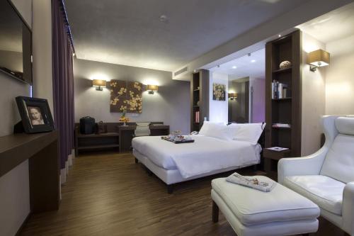 pokój hotelowy z 2 łóżkami i salonem w obiekcie San Paolo Hotel w mieście Montegiorgio