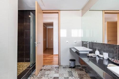 Koupelna v ubytování Escape to Luxury: 4 Bedroom Villa on Golf Course