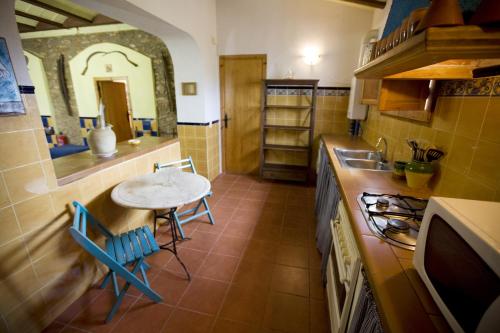 アンポスタにあるCasa Rural L'Esquerra De Gabrielのキッチン(小さなテーブル、シンク付)