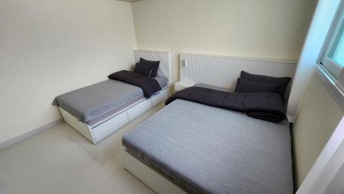 lI - Full option two-room mountain view private house tesisinde bir odada yatak veya yataklar