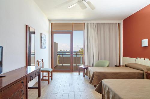 Pokój hotelowy z 2 łóżkami i balkonem w obiekcie Hotel Arenal w mieście San Antonio