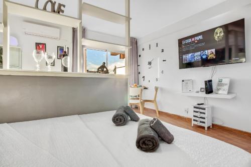 1 dormitorio con 1 cama con toallas en Salome de SteraM Flats Torremolinos, en Torremolinos