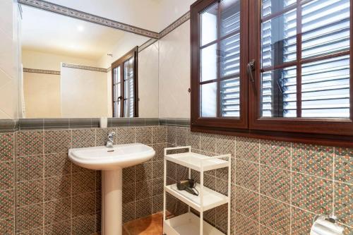 baño con lavabo y ventana en Villa Pantanal in Golf Costa Brava, en Santa Cristina d'Aro