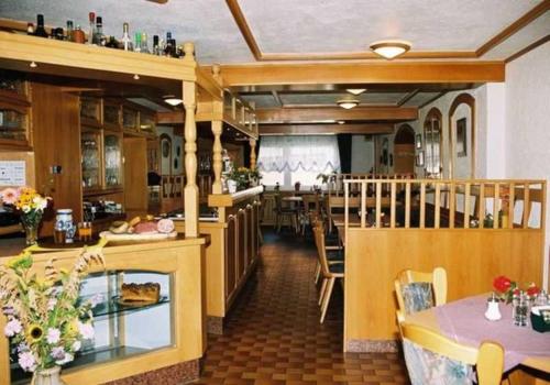 ein Restaurant mit einem Tisch und Stühlen sowie einer Bar in der Unterkunft Gasthaus Zum Spalterwald in Beerfelden
