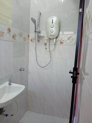 Ένα μπάνιο στο double storey cosy homestay pengkalan balak fully aircon
