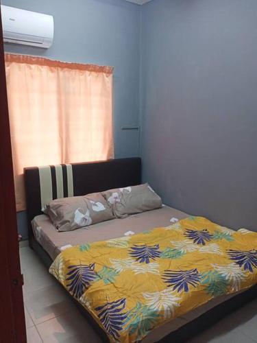 Ένα ή περισσότερα κρεβάτια σε δωμάτιο στο double storey cosy homestay pengkalan balak fully aircon