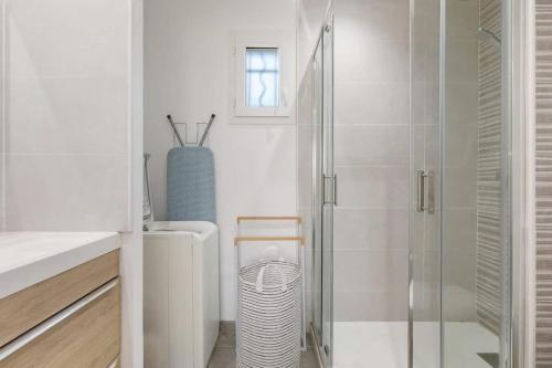 La salle de bains est pourvue d'une douche en verre et d'un tabouret. dans l'établissement The Chill House Grau d'Agde, au Grau-dʼAgde