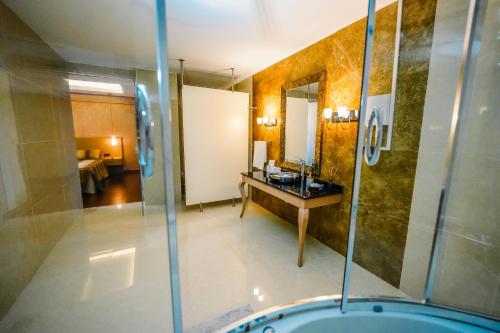 Bilik mandi di Prime Beach Hotel
