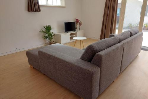 un soggiorno con divano e TV di Comfortabel downstairs appartment close to Coimbra a Vila Nova de Poiares