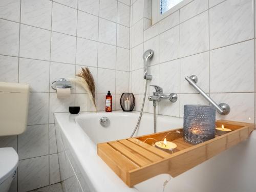 a bathroom with a bath tub with a wooden tray at SR24 - Stilvolle Wohnung 3 in Herten in Herten